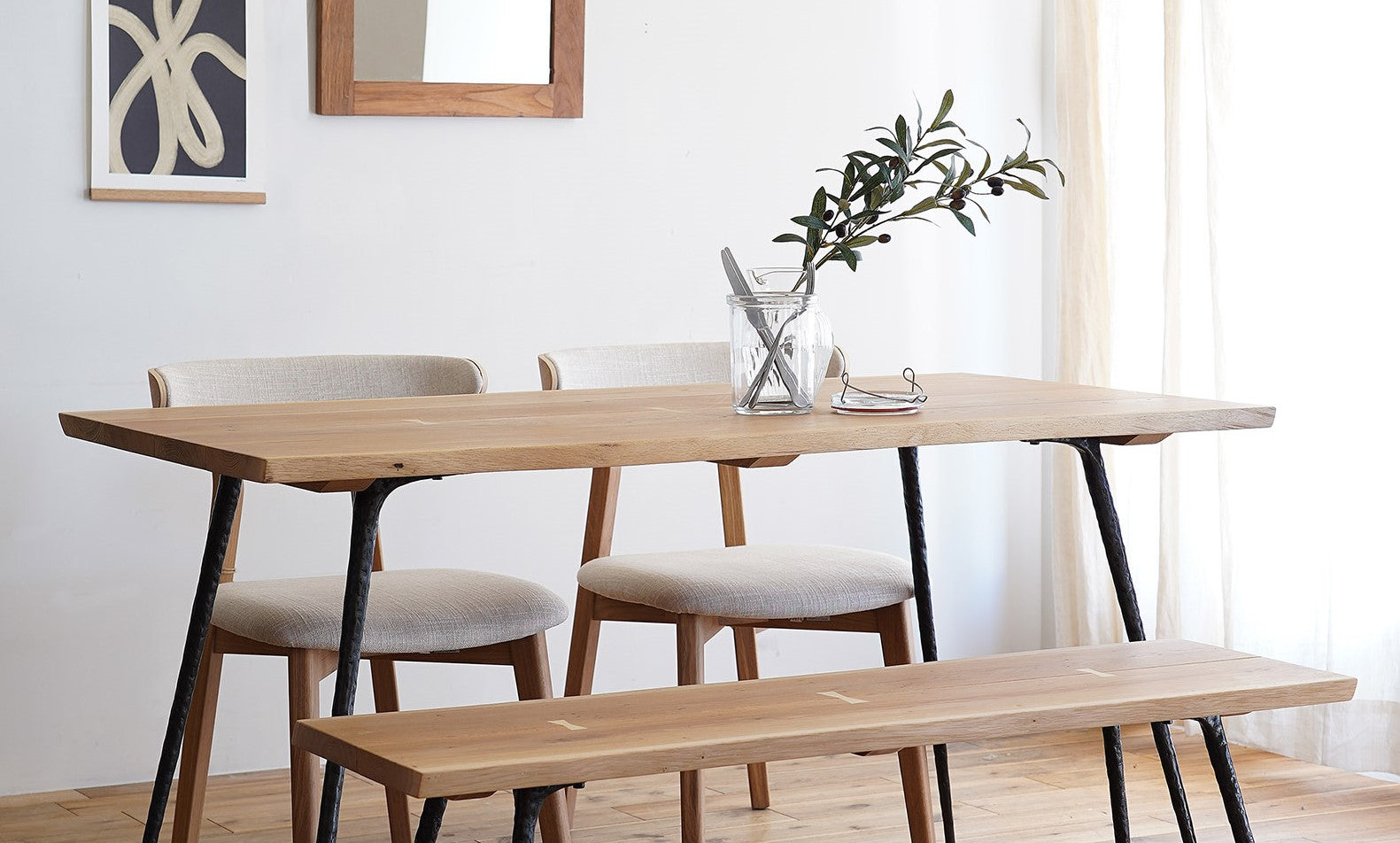 タイムレスコンフォート　曲木テーブル 家具選びのいろは Vol.3 ] 一緒に時を刻む 無垢材（むくざい）の