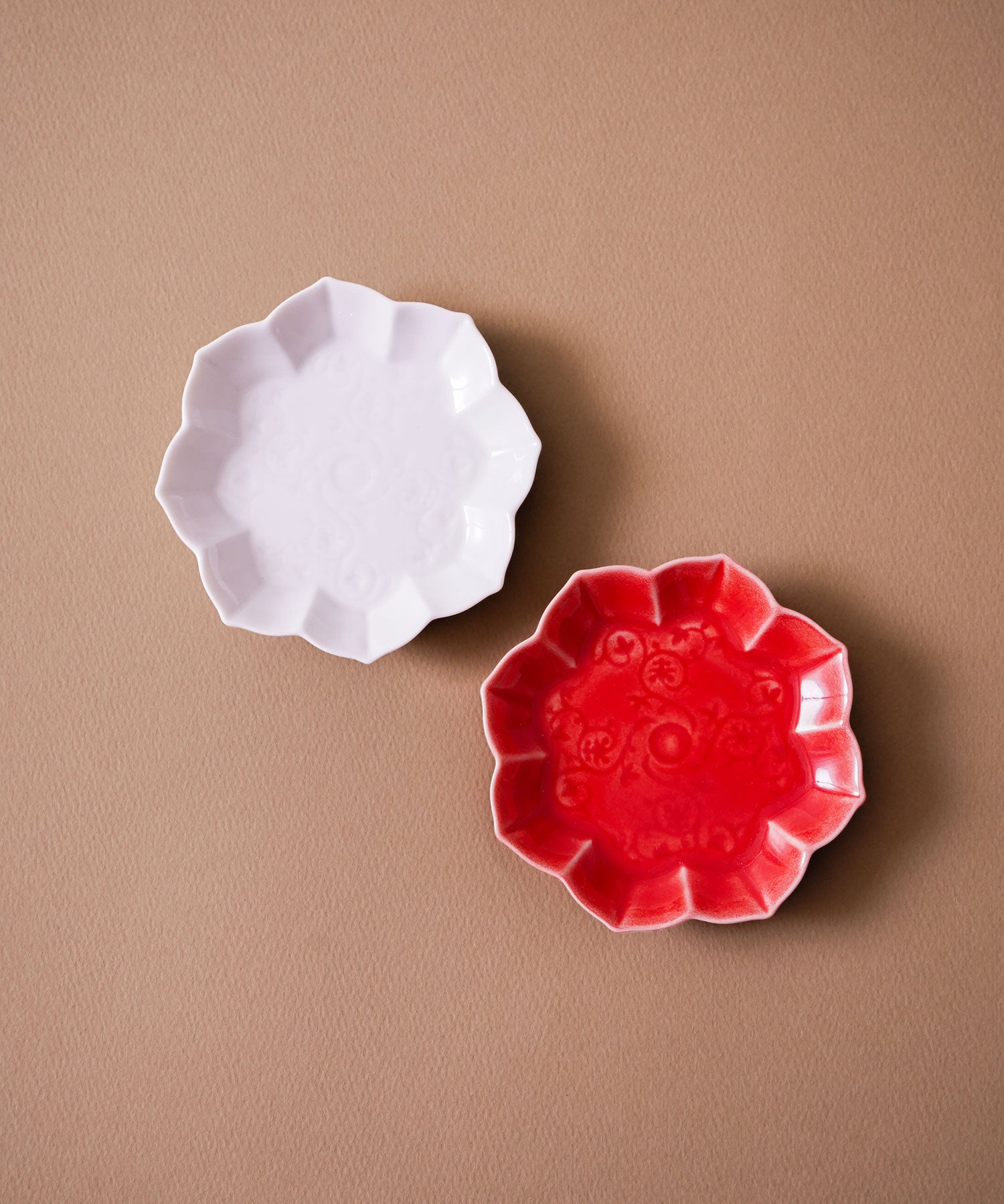 八稜鏡 3寸皿 紅白 - 新年やお祝いに華やぎを添える小皿 – TIMELESS