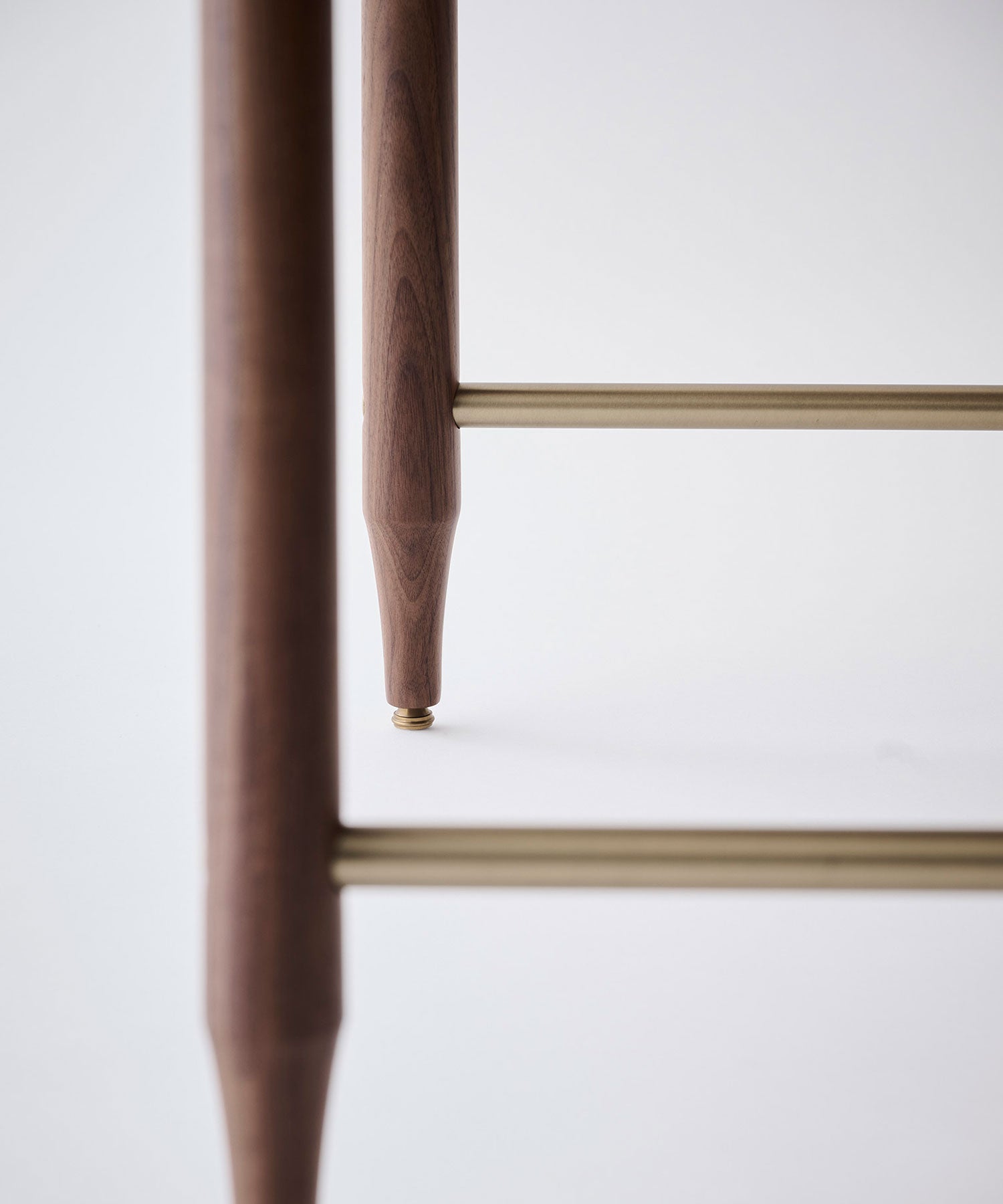 無垢の真鍮を削り出して作ったアジャスター付き