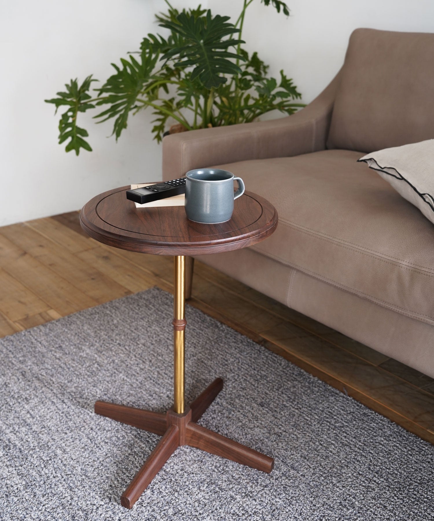 ēcruxe（エクリュクス）LIEN ROUND SIDE TABLE WALNUT｜真鍮塗装と木材
