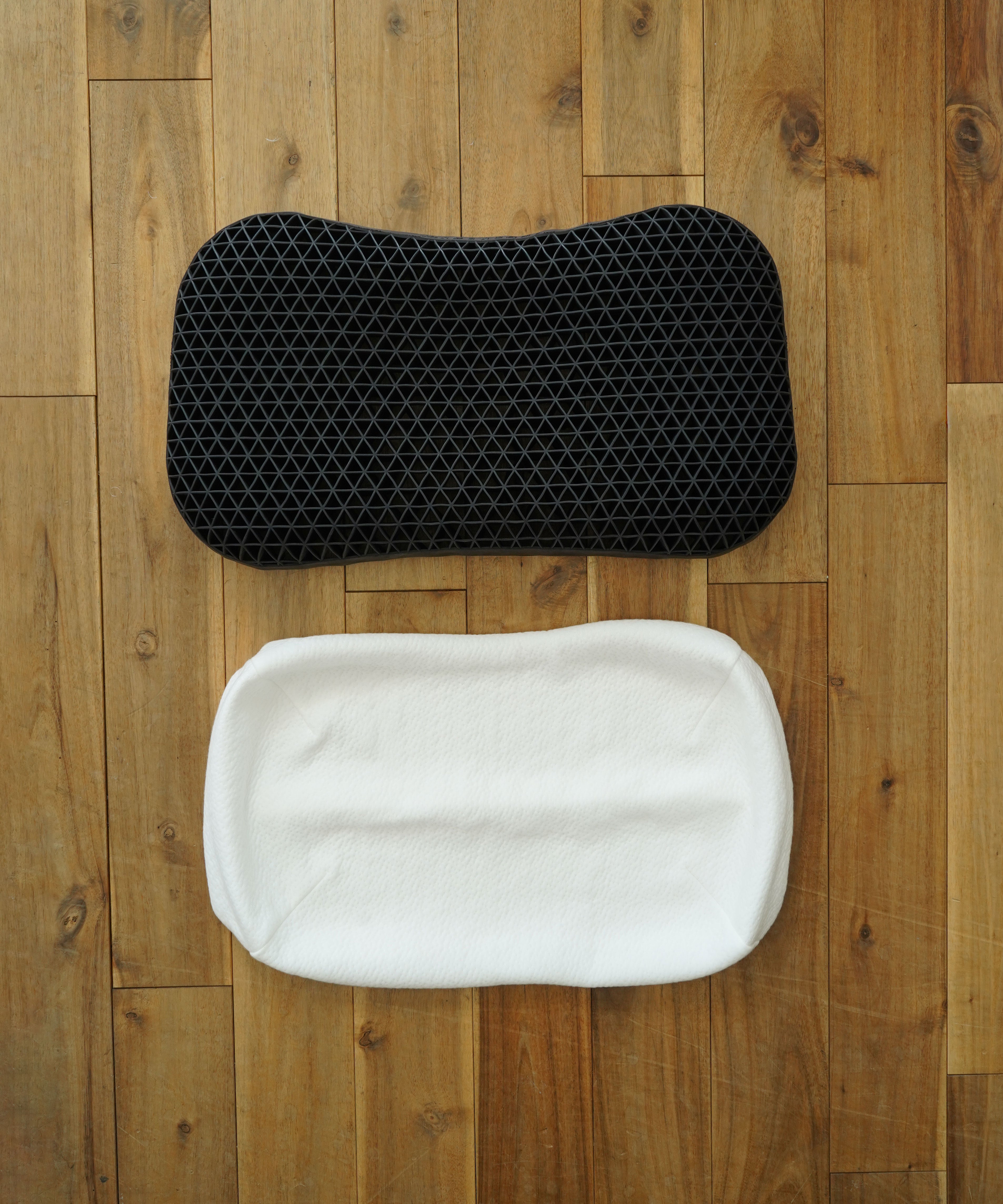 枕本体、専用カバーの2点セットとなります