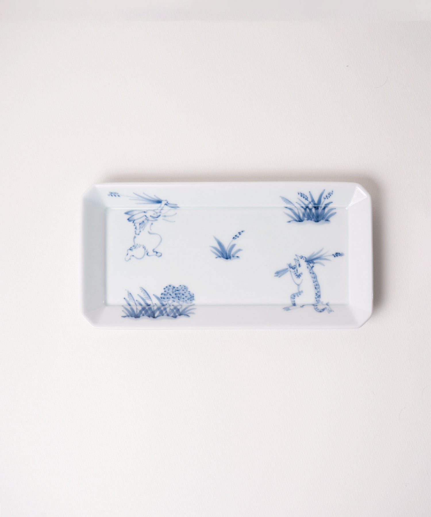 染付鳥獣戯画 長角皿 - ユーモラスな手描き絵柄が映える有田焼のお皿