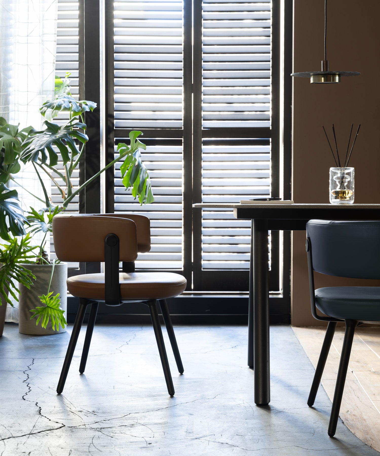 Work Plus(ワークプラス)】 LANDLE CHAIR|やわらかな曲線と Work Plus(ワークプラス)】 LANDLE CHAIR|やわらかな曲線と