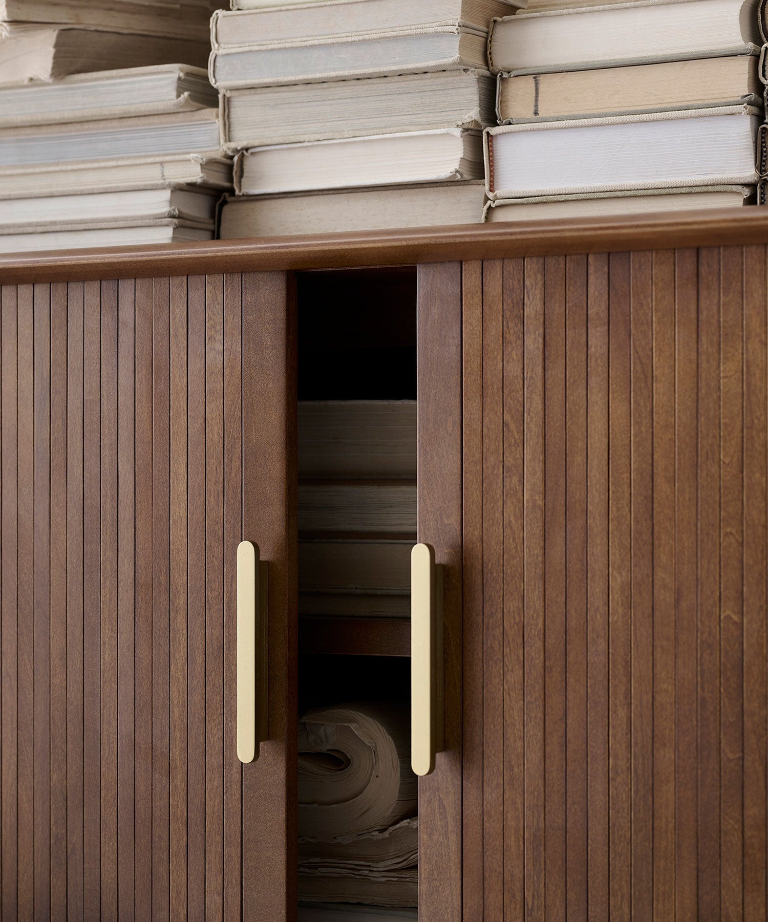 真鍮色の取っ手がアクセント。