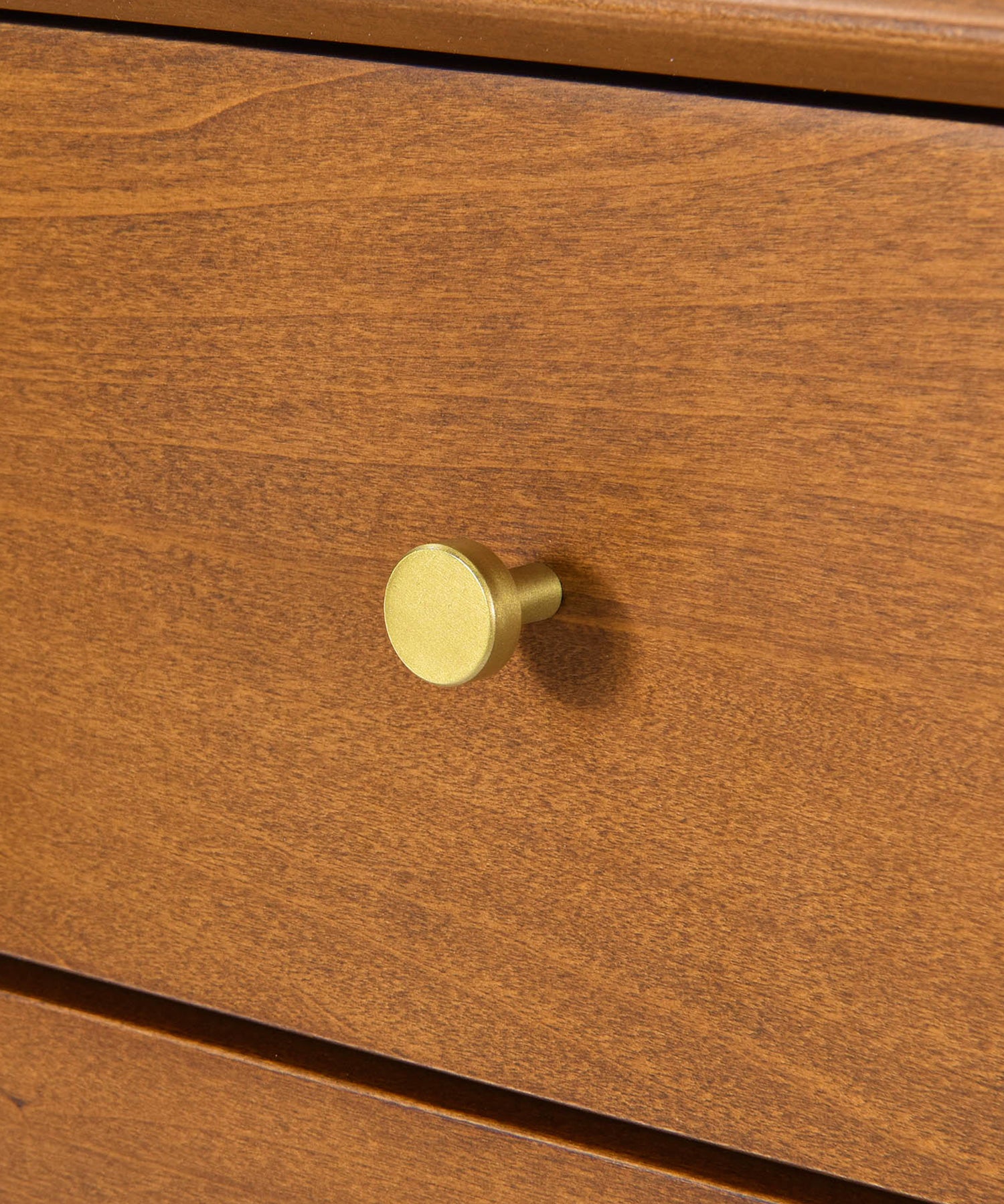 引き出しの取っ手も真鍮色の金具です。
