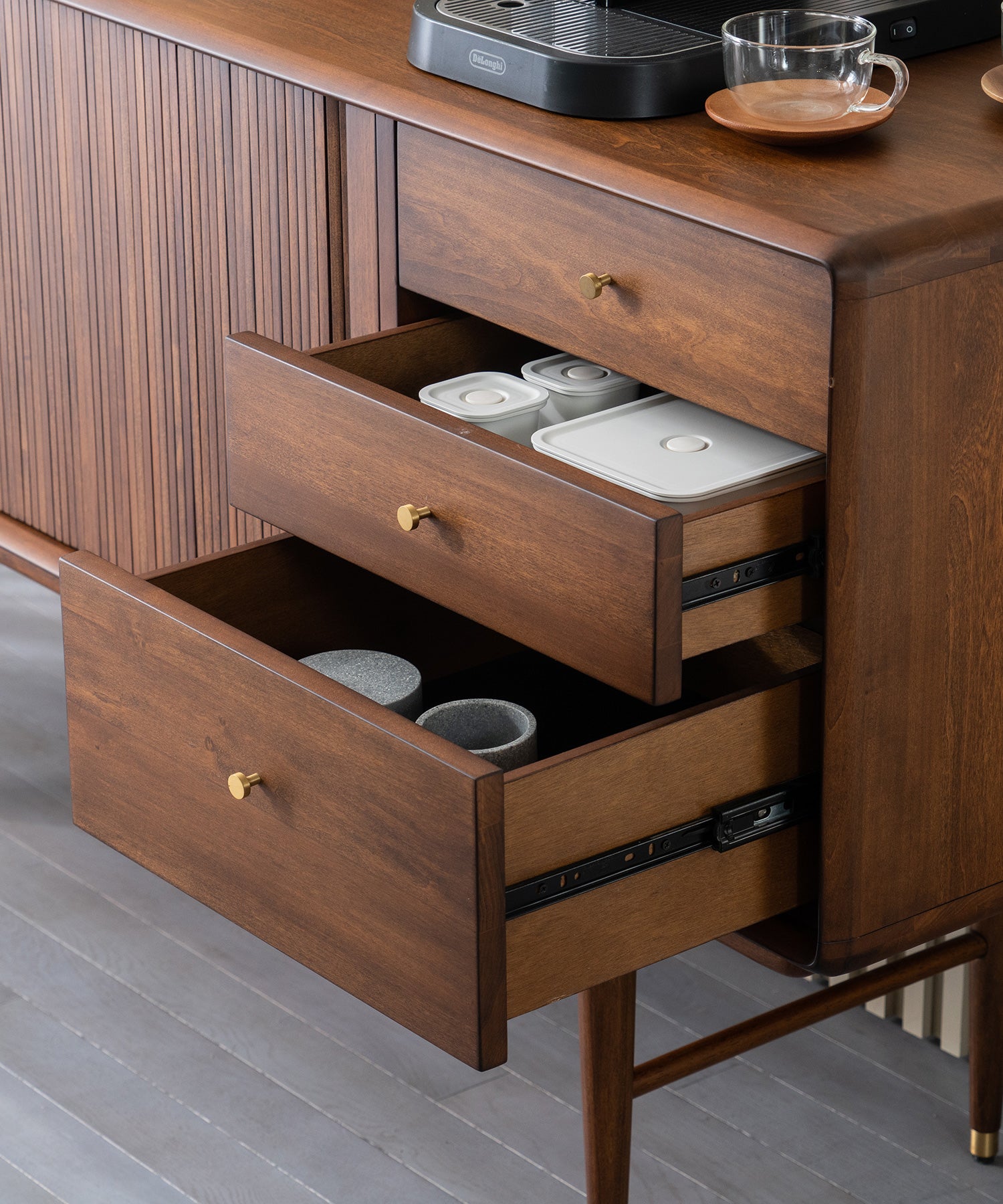 スライドレール式の引き出しで開閉がスムーズです。