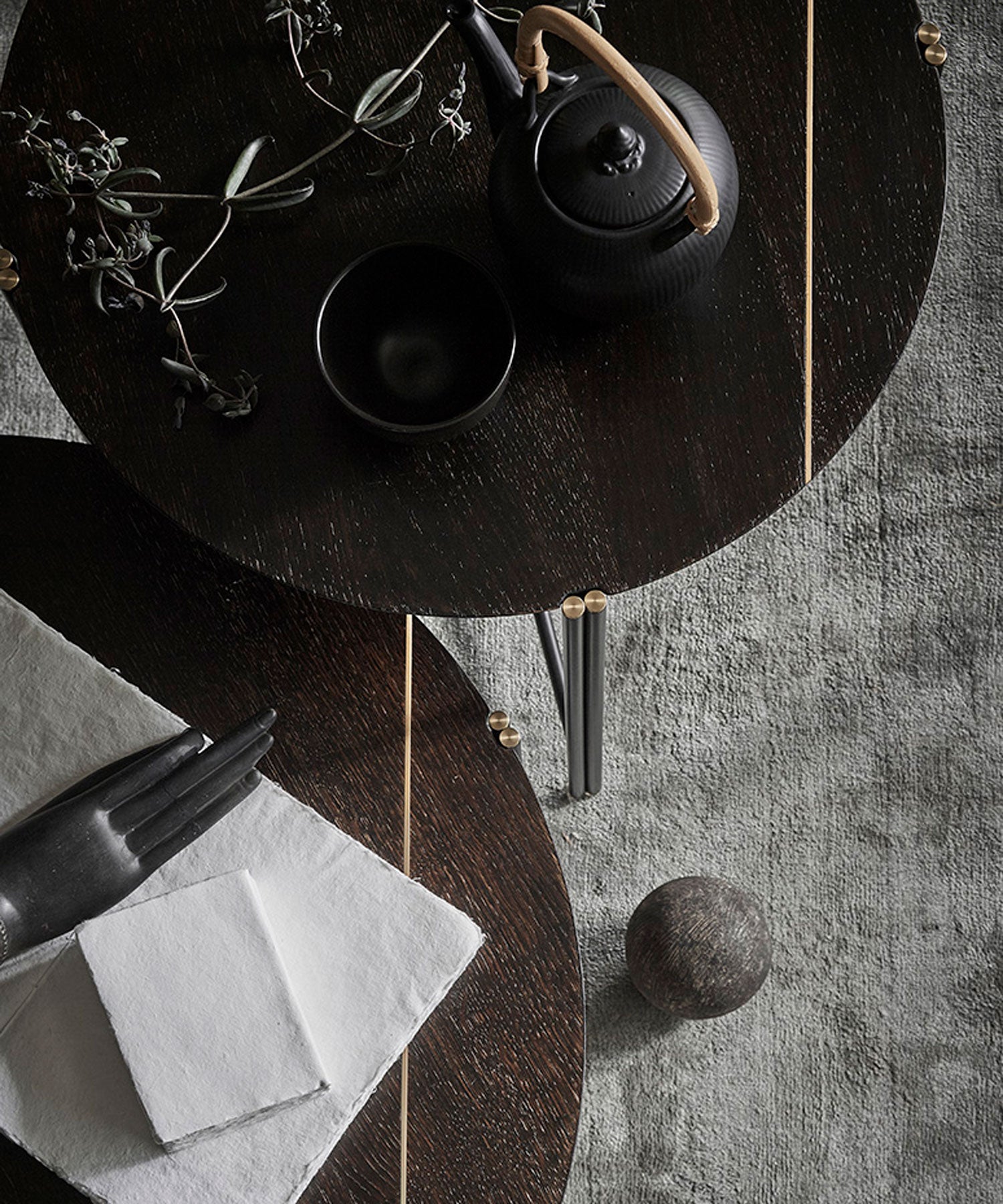 天板にはライン状の真鍮をあしらっています