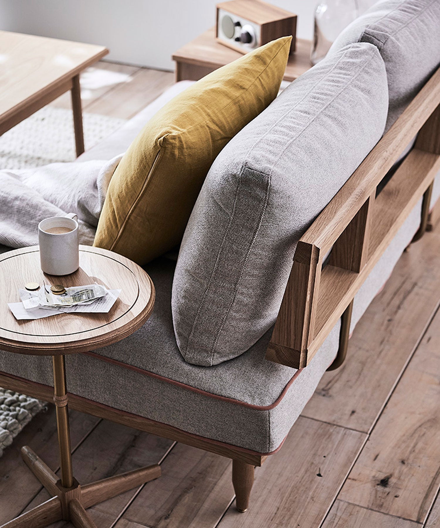 背もたれを台形に仕上げることで、背クッションが体を心地よく支えます。