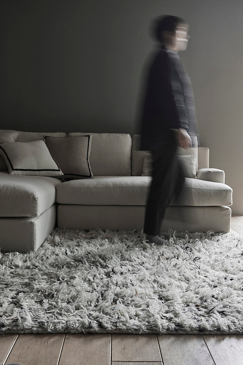 ラグの力を借りて、 暮らしを心地よく彩る – TIMELESS COMFORT