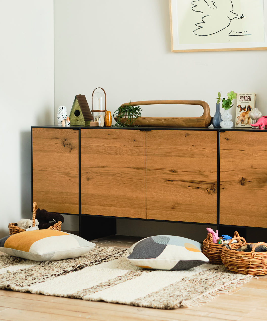 XANDER DESIGNS 「ESTRIA SIDE BOARD 」を舞台に「飾る」を