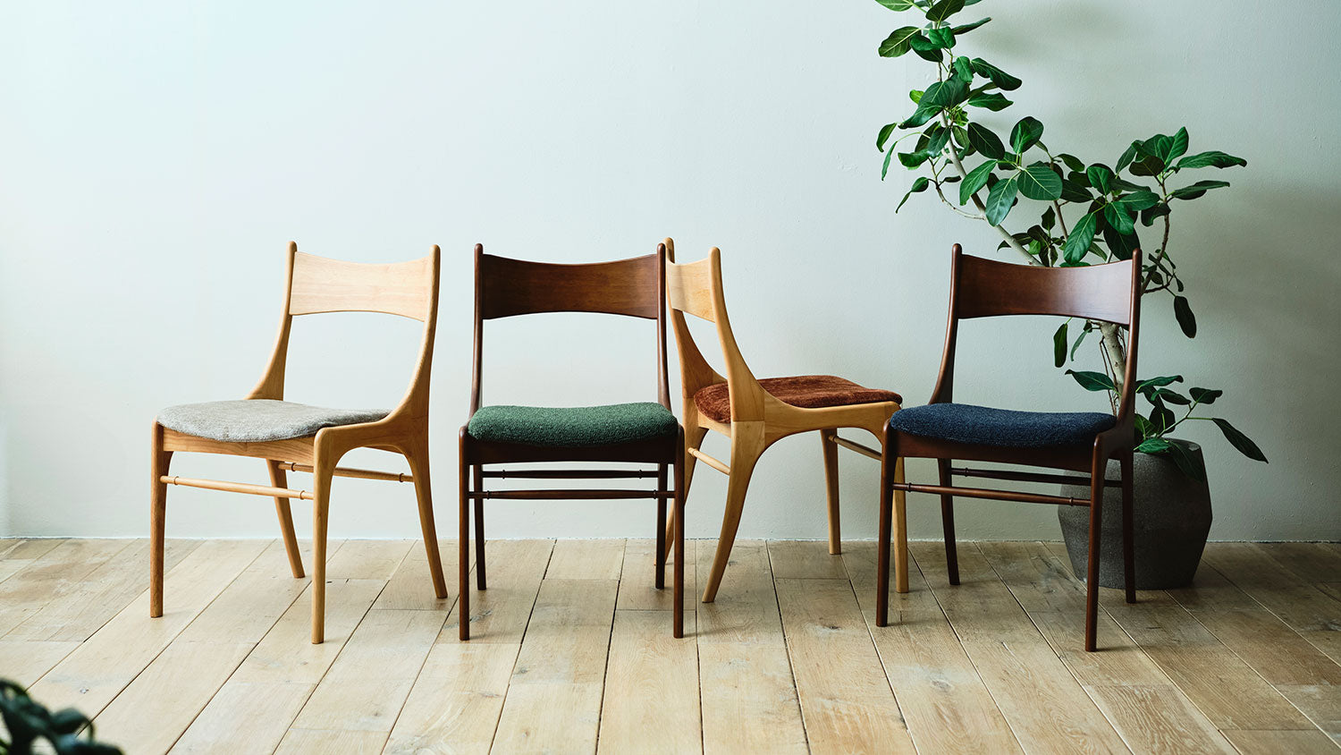 ダイニングは椅子で個性を！ ecruxe 「BELTA CHAIR」・「CARINA CHAIR