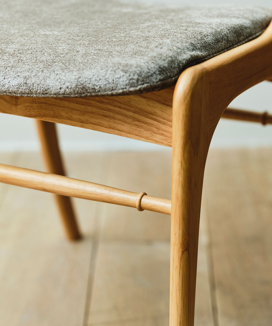 ダイニングは椅子で個性を！ ecruxe 「BELTA CHAIR」・「CARINA CHAIR