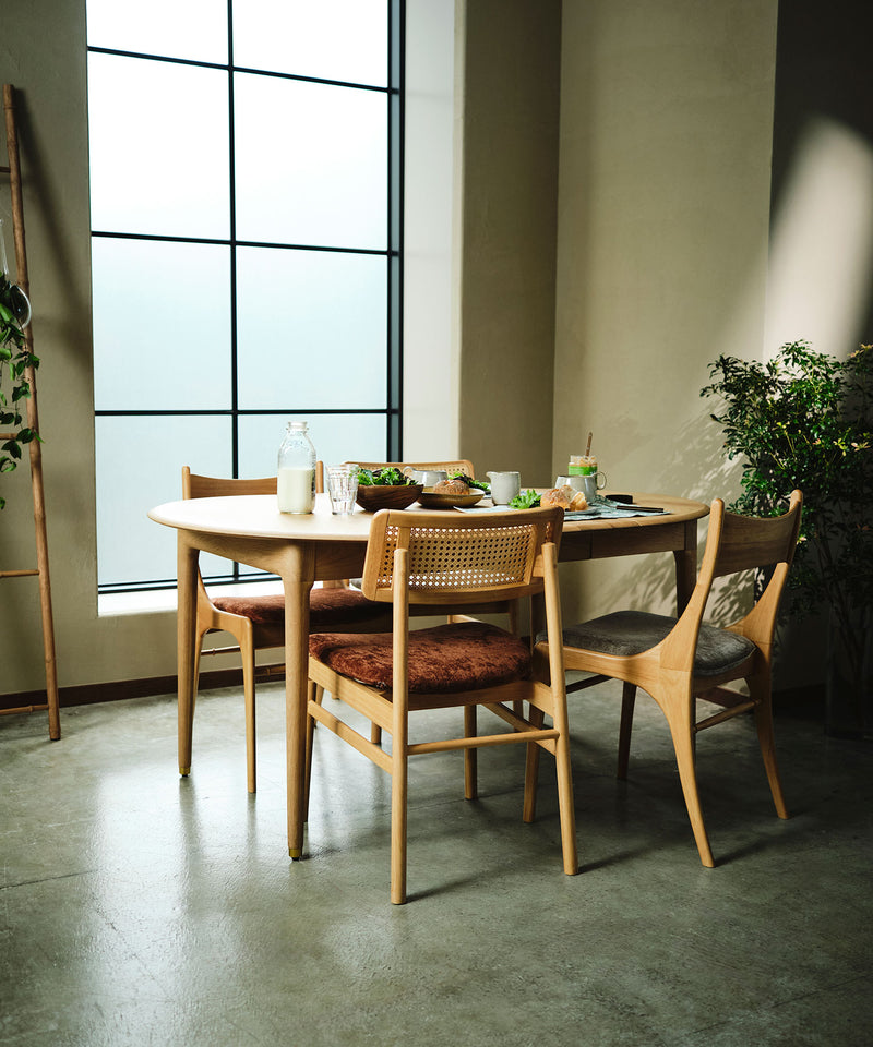 ダイニングは椅子で個性を！ ecruxe 「BELTA CHAIR」・「CARINA CHAIR