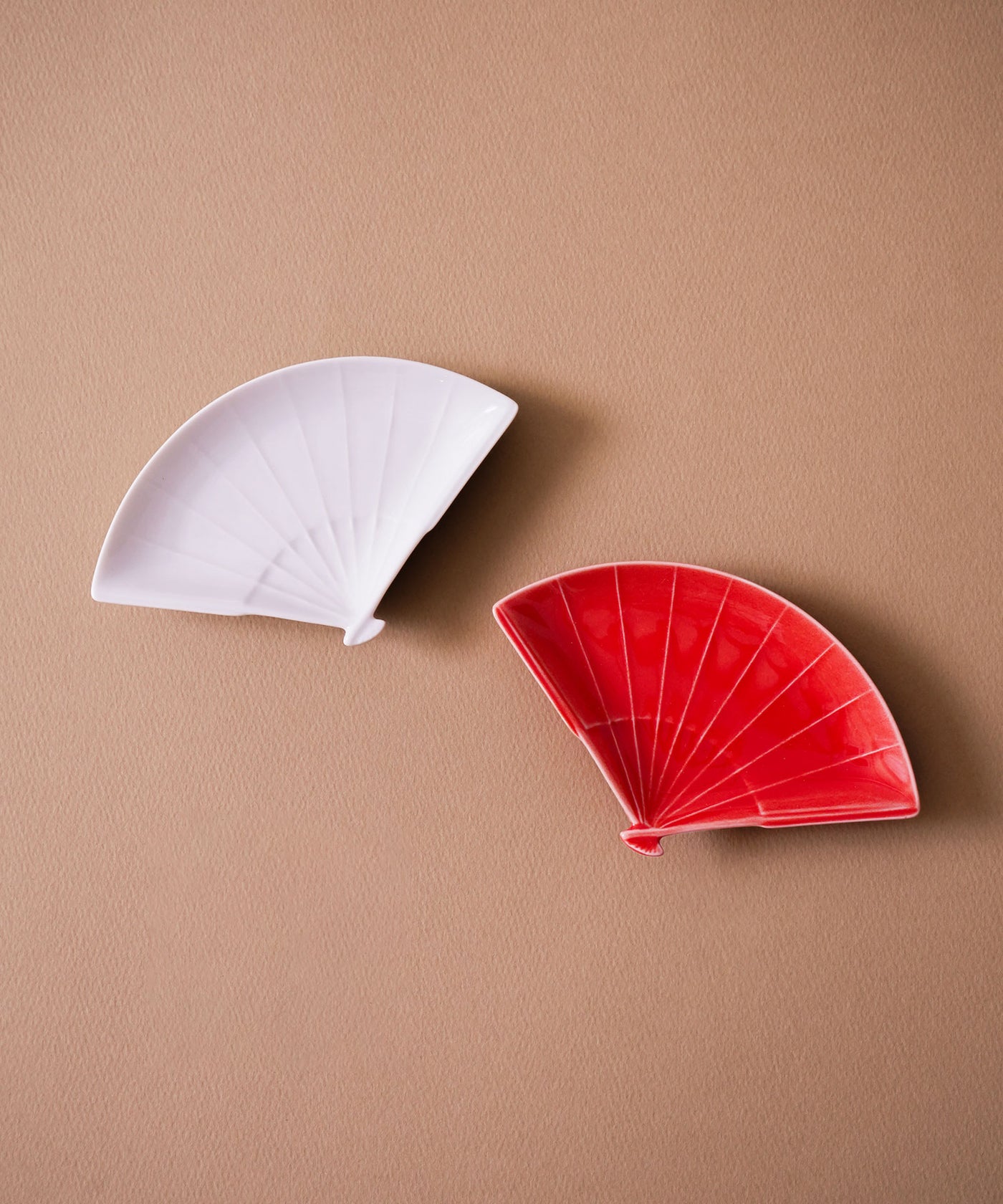 扇3寸皿 紅白 - 新年を彩る縁起の良い小皿 – TIMELESS COMFORT