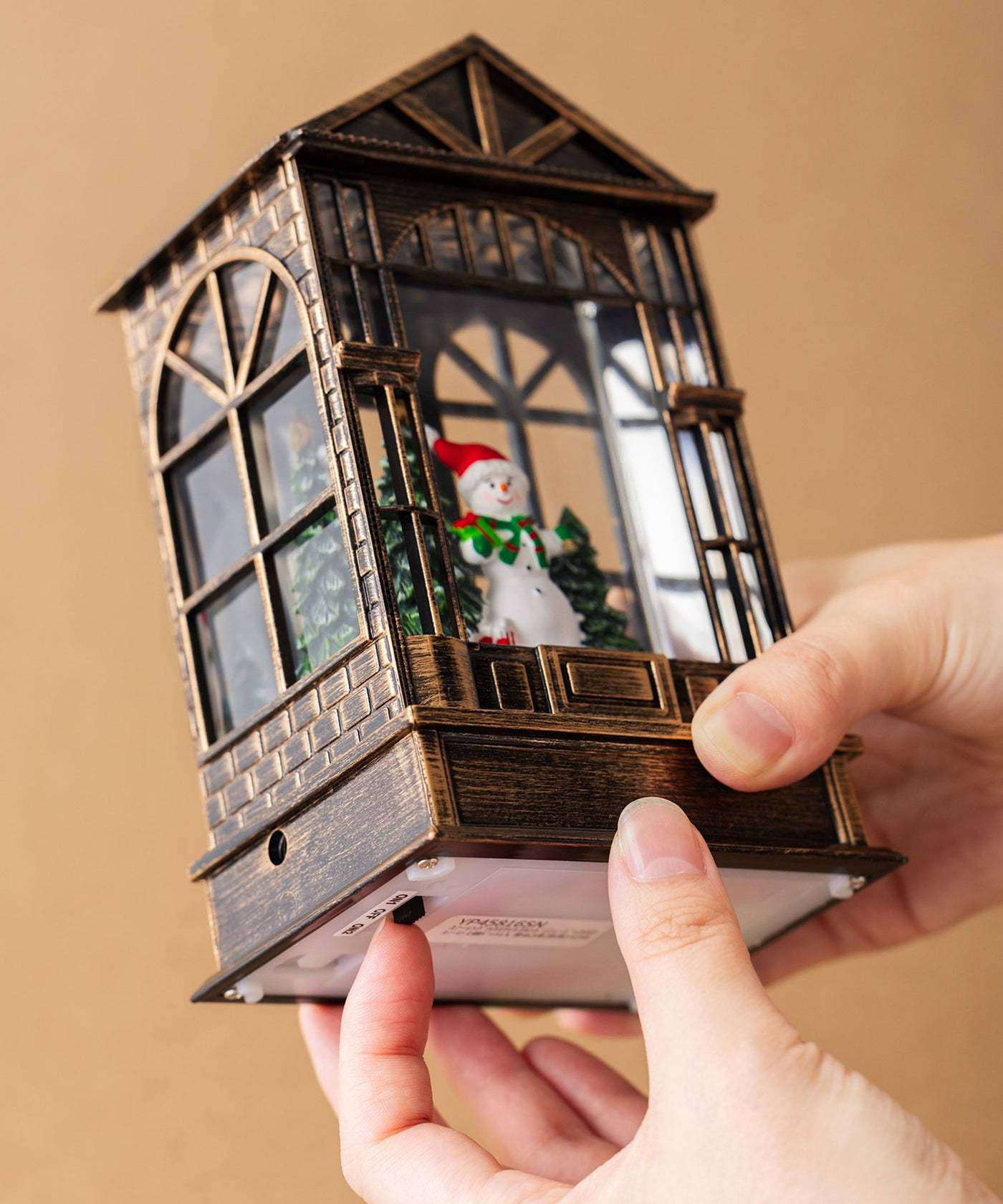 底面のスイッチで、ライト・オルゴール・雪のON/OFFができます。