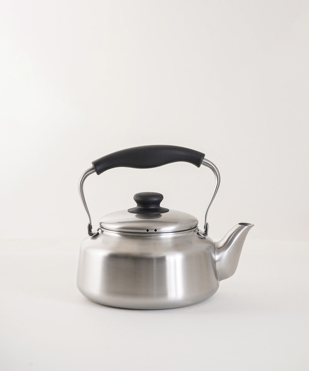 柳宗理 ステンレスケトル IH対応 満水2.5L つや消し 柳宗理 / ステンレスケトル 2.5L つや消し｜清潔感と耐久性を