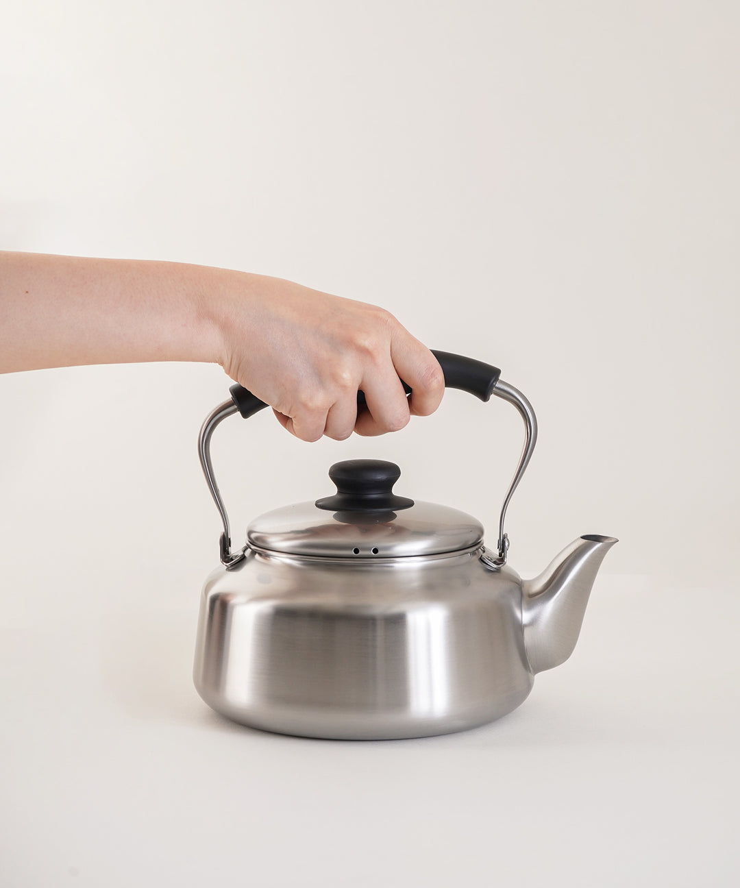 柳宗理 / ステンレスケトル 2.5L つや消し｜清潔感と耐久性を