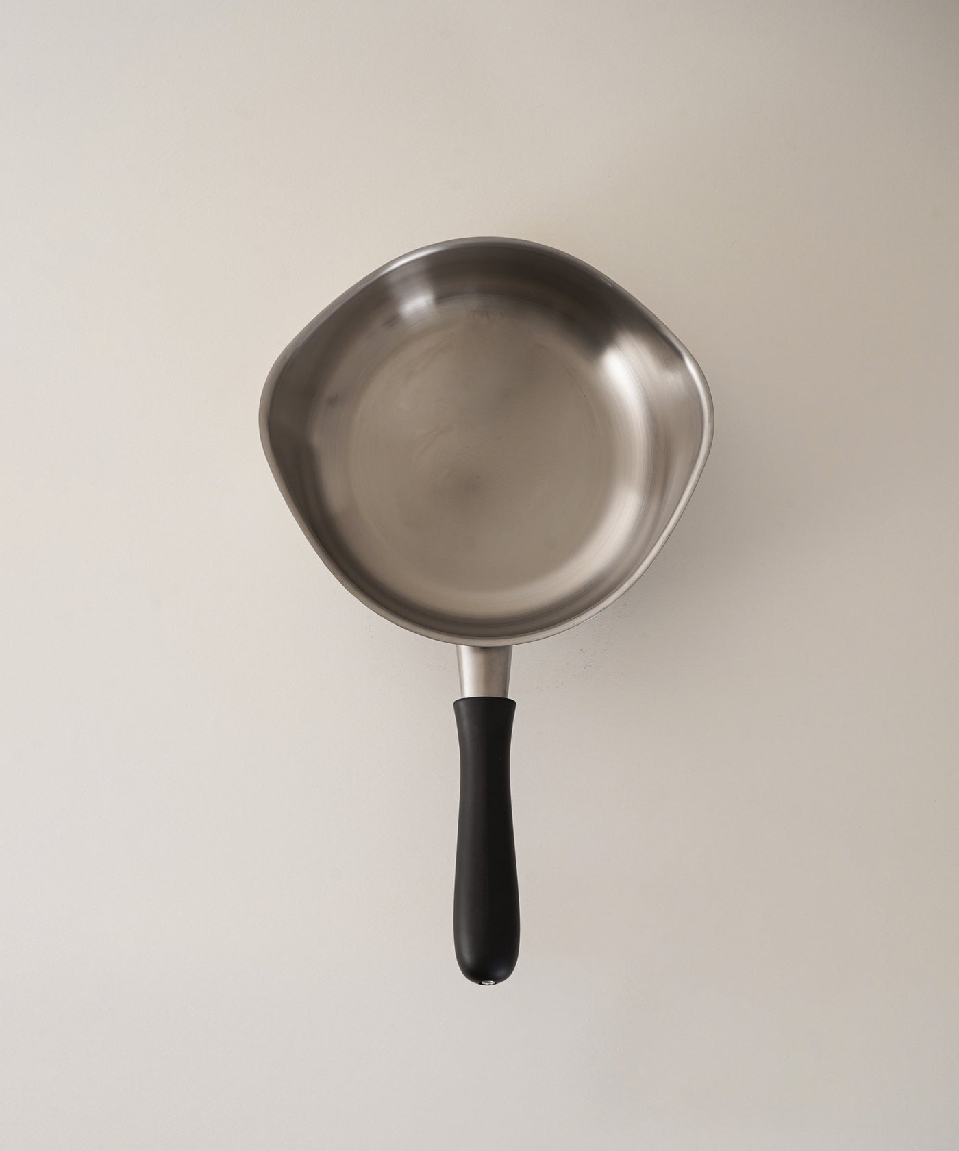 柳宗理 / 片手浅型鍋 22cm つや消し｜使いやすさを追求した実用的な