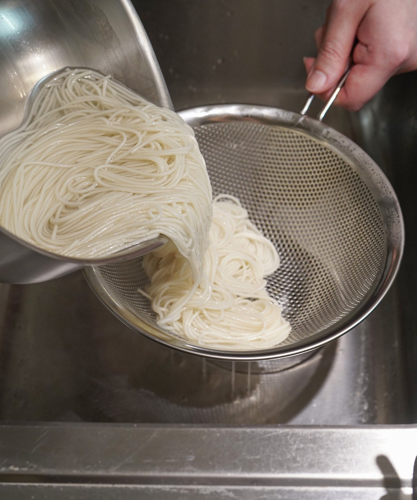 ステンレス手付きパンチングストレーナー