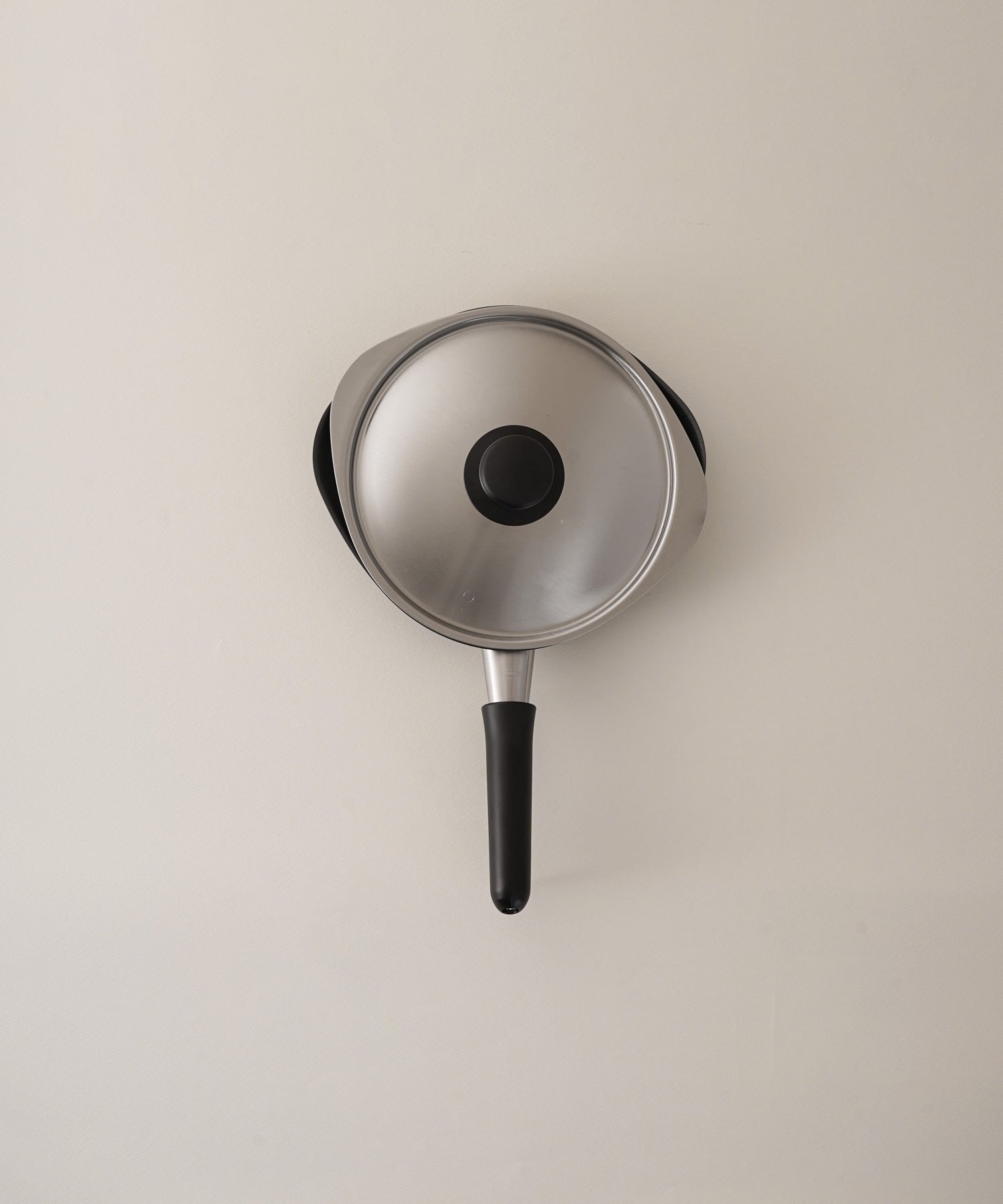 蓋の隙間から蒸気を逃がし、余分な水分を取り除くことができます