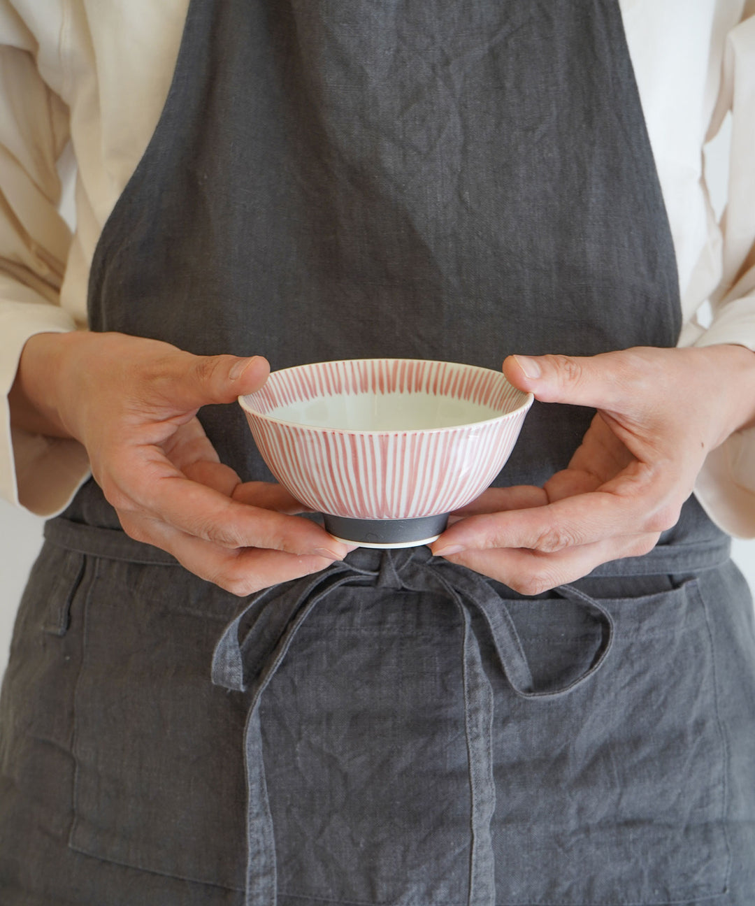 飯碗 千筋十草 赤・小 - 和の趣が感じられる波佐見焼の上品なお