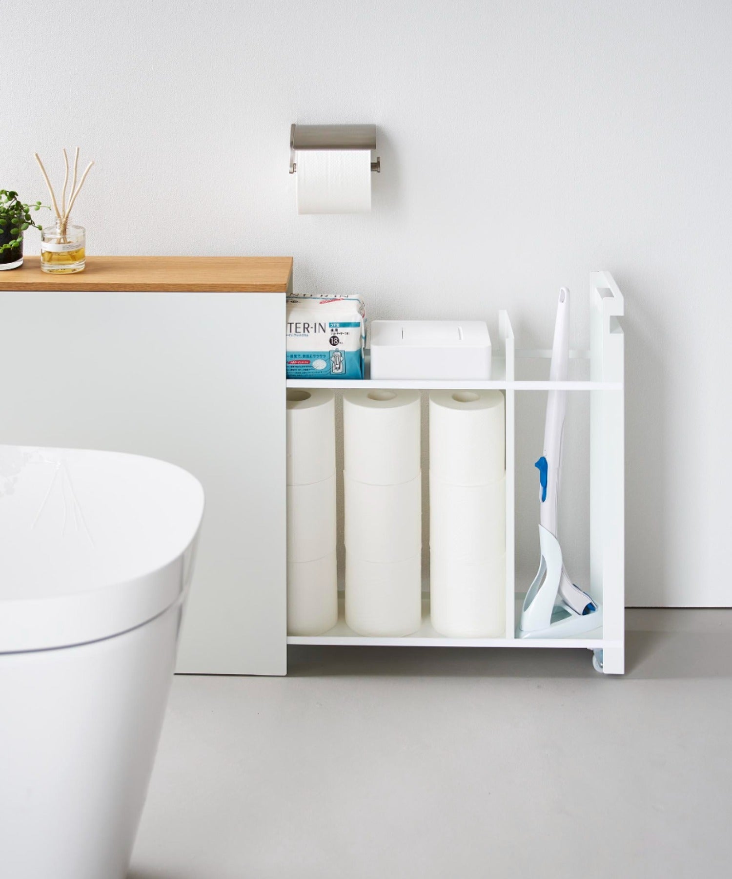 サニタリー用品やウェットティッシュ、長いトイレブラシも収納可能