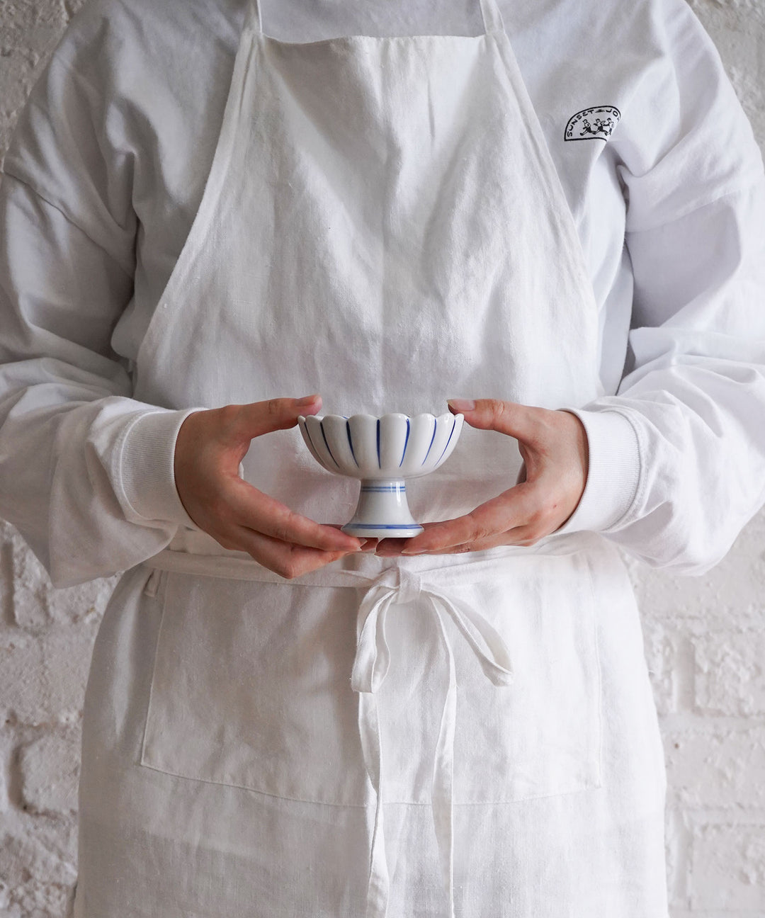 古伊万里 菊花型高台— 美しい手描き模様が際立つ上品な美濃焼高台皿