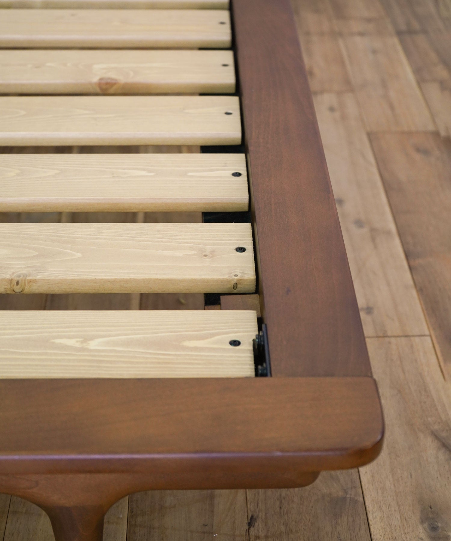 厚さ15mmの無垢材を使用したスノコ床板は、優れた通気性と耐久性を誇ります。