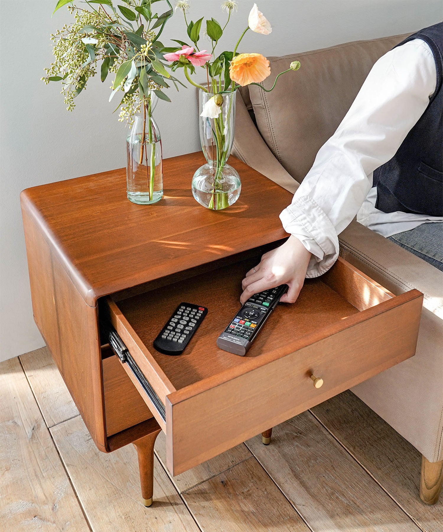 リモコンなど、よく使うものも出し入れしやすい引き出し収納。