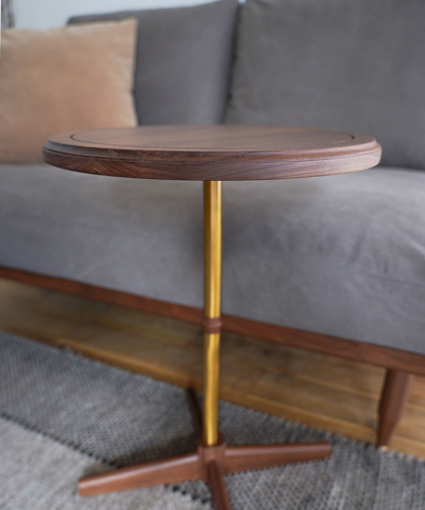 ēcruxe（エクリュクス）LIEN ROUND SIDE TABLE WALNUT｜真鍮塗装と木材