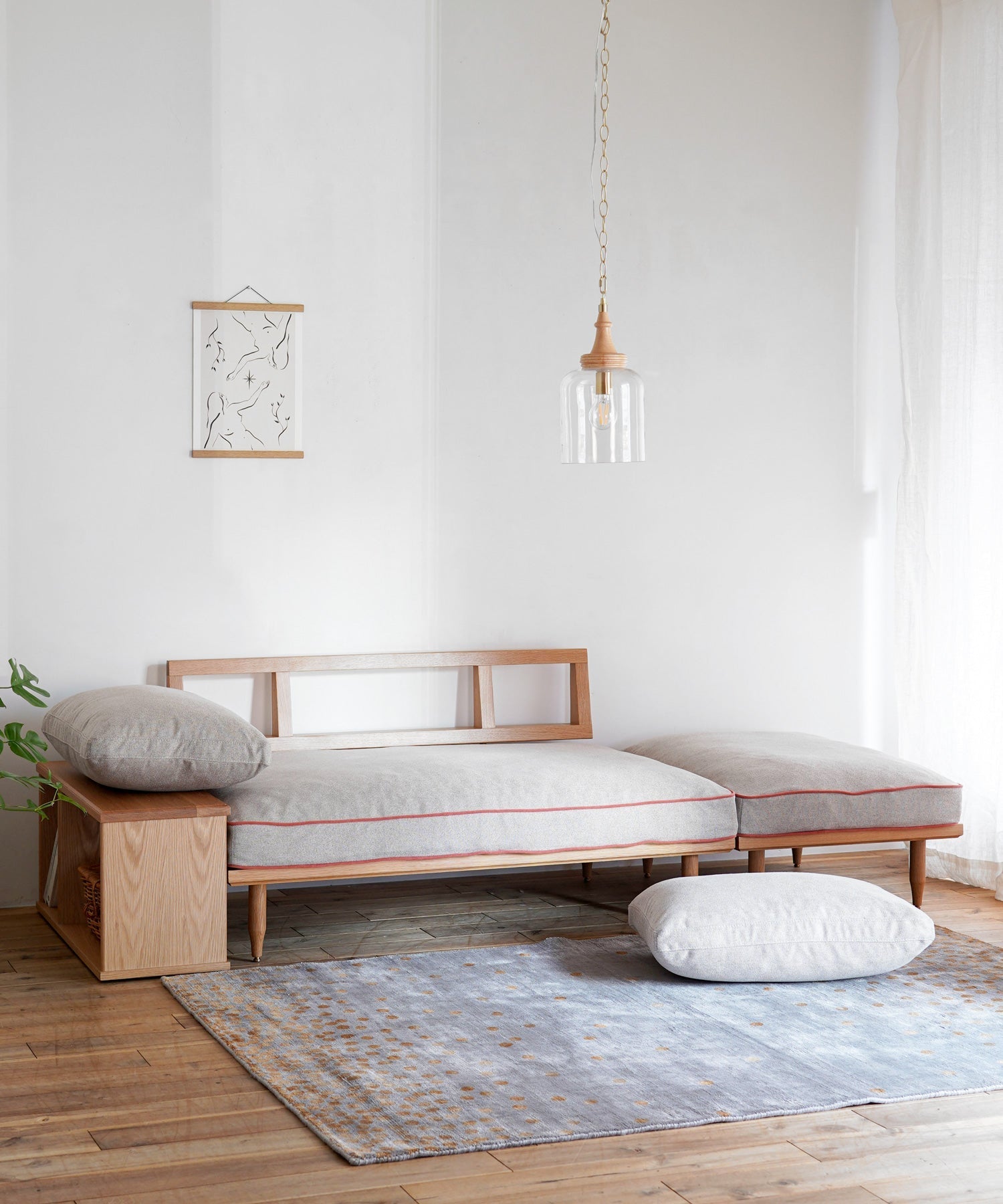 クッションを動かせば、デイベッド感覚で贅沢にくつろげます。