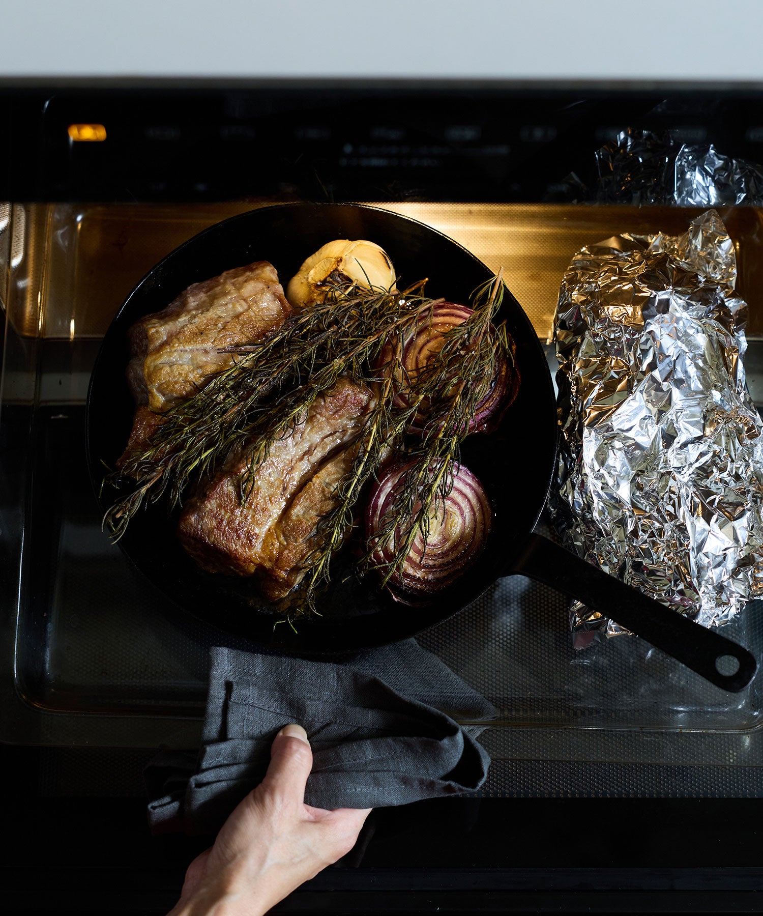 ハンドルは短めなので、オーブンにそのまま入れて調理することも可能。