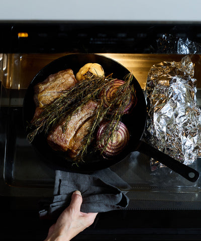 ハンドルは短めなので、オーブンにそのまま入れて調理することも可能。