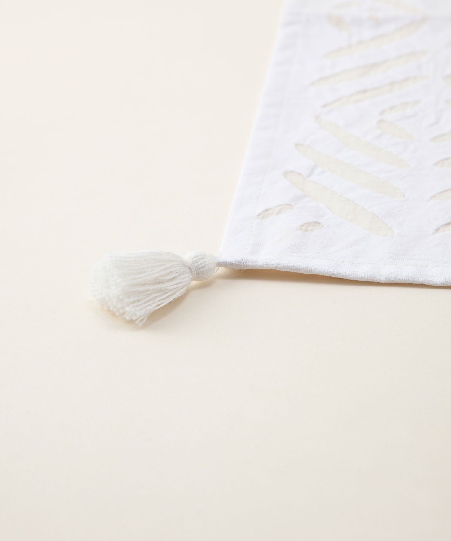 カットワーク クッションカバー