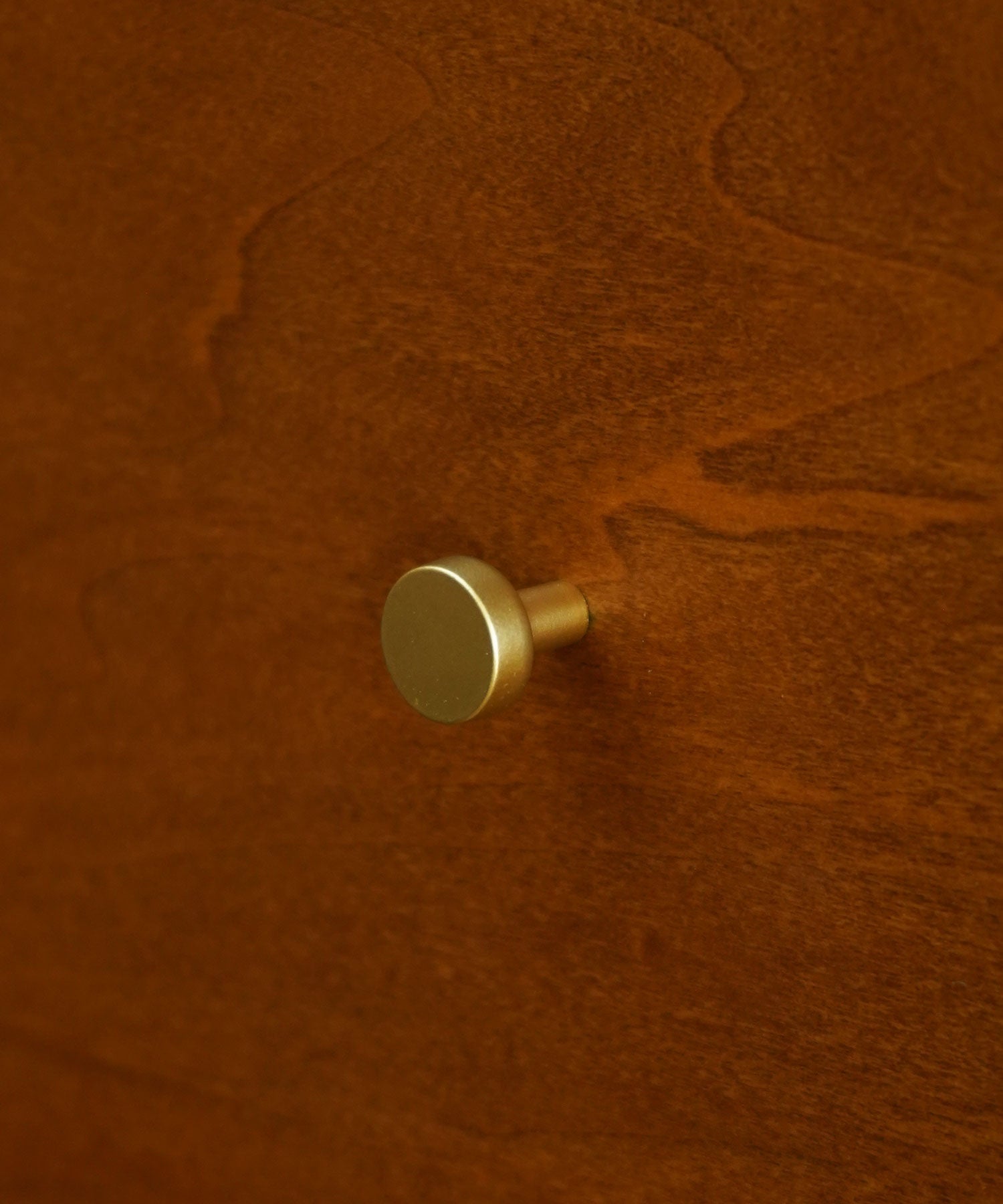 真鍮色の取っ手がアクセント。