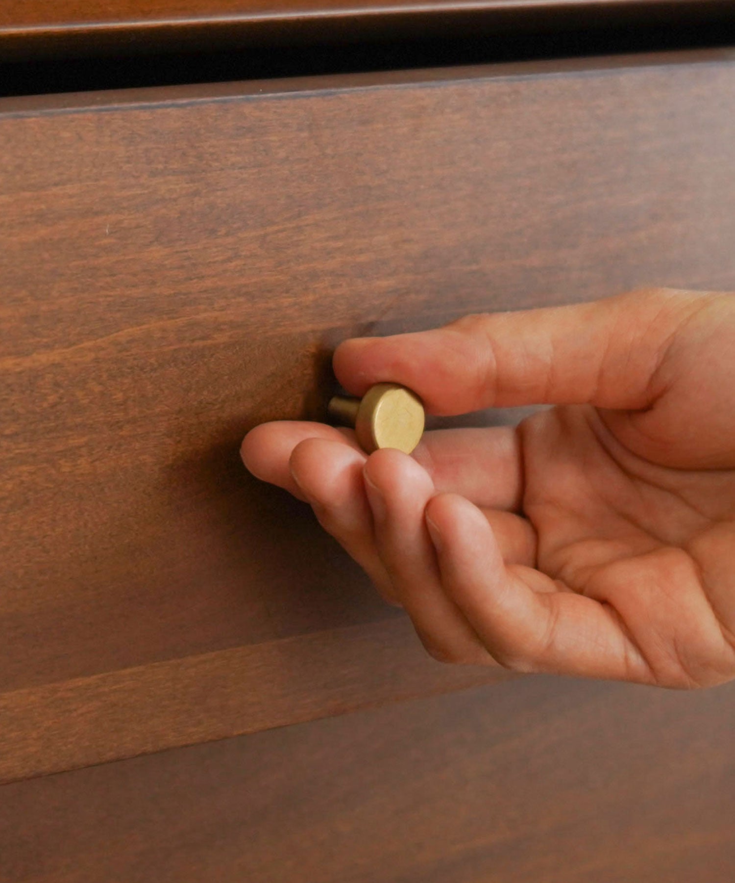 真鍮色の取っ手がアクセント。