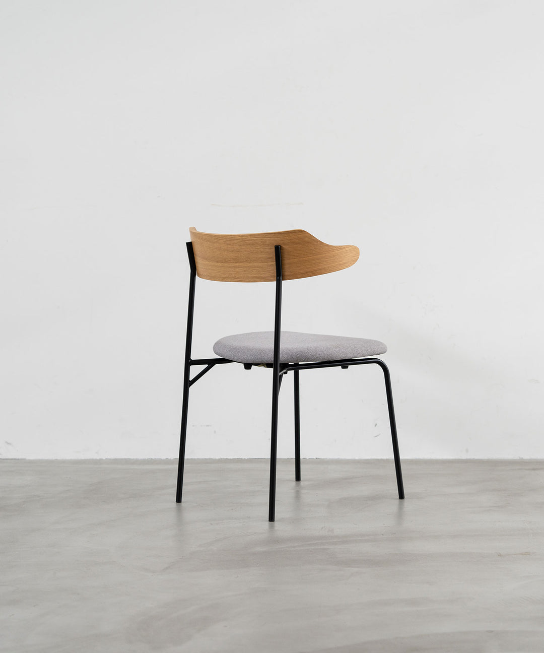 KAPELL ダイニングチェア｜異素材の美しいハーフアームデザイン