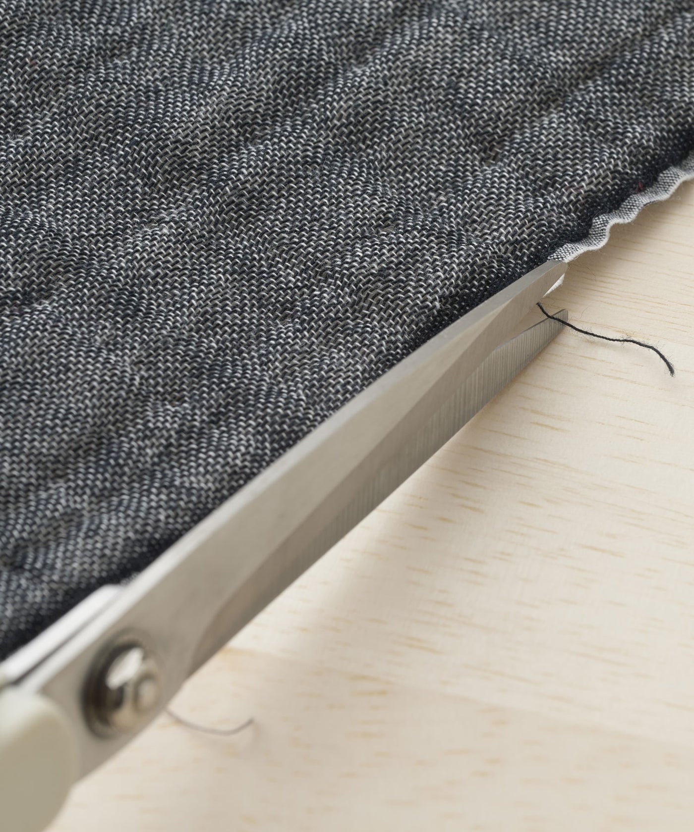 ほつれた糸や遊び糸は無理に引っ張らずハサミでカットしてご使用ください。