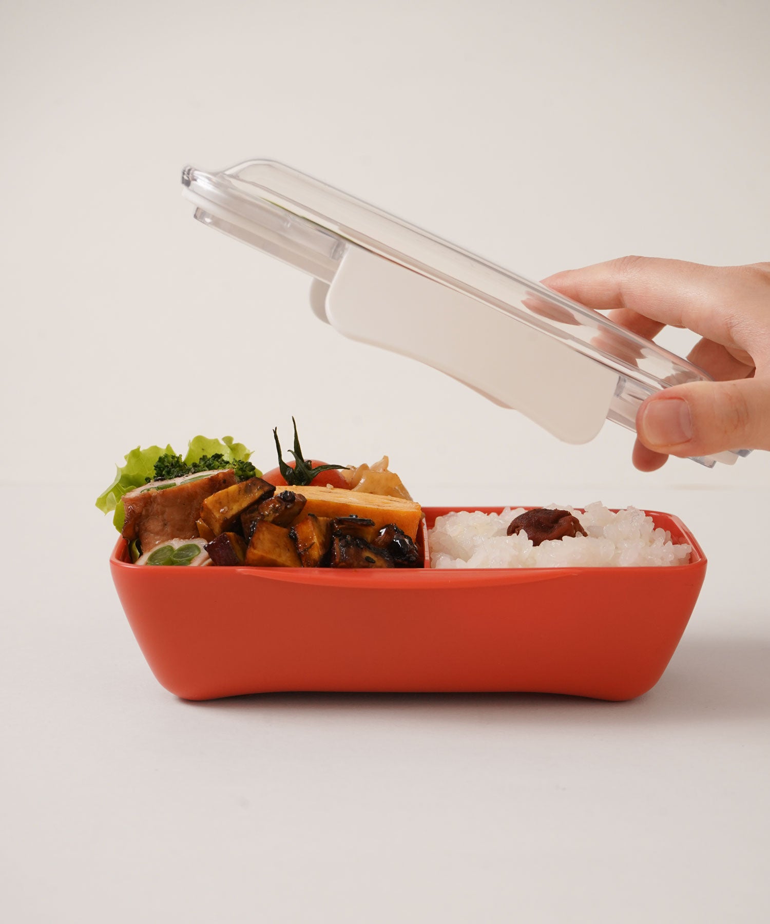 ドーム型のフタがきれいな盛り付けをキープします。