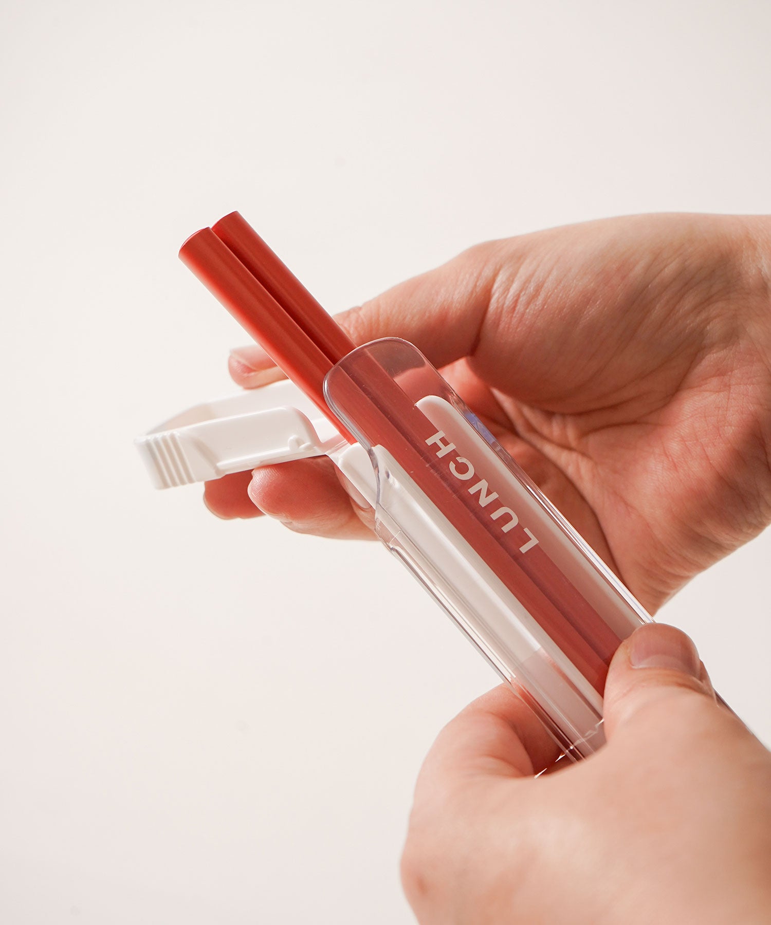 ケース本体の背が折れ曲がるので、箸が取り出しやすく便利です。