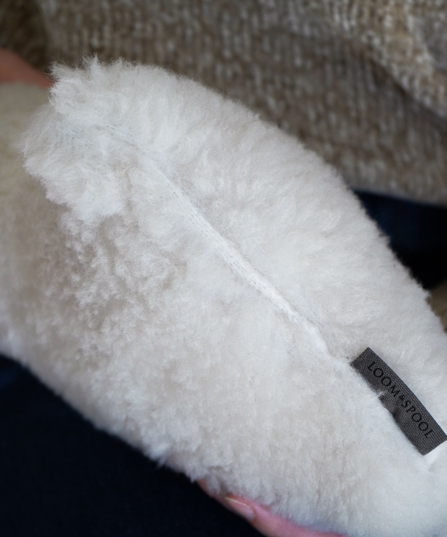 素材の特性により、縫い目周辺の毛足が薄く見えることがあります。