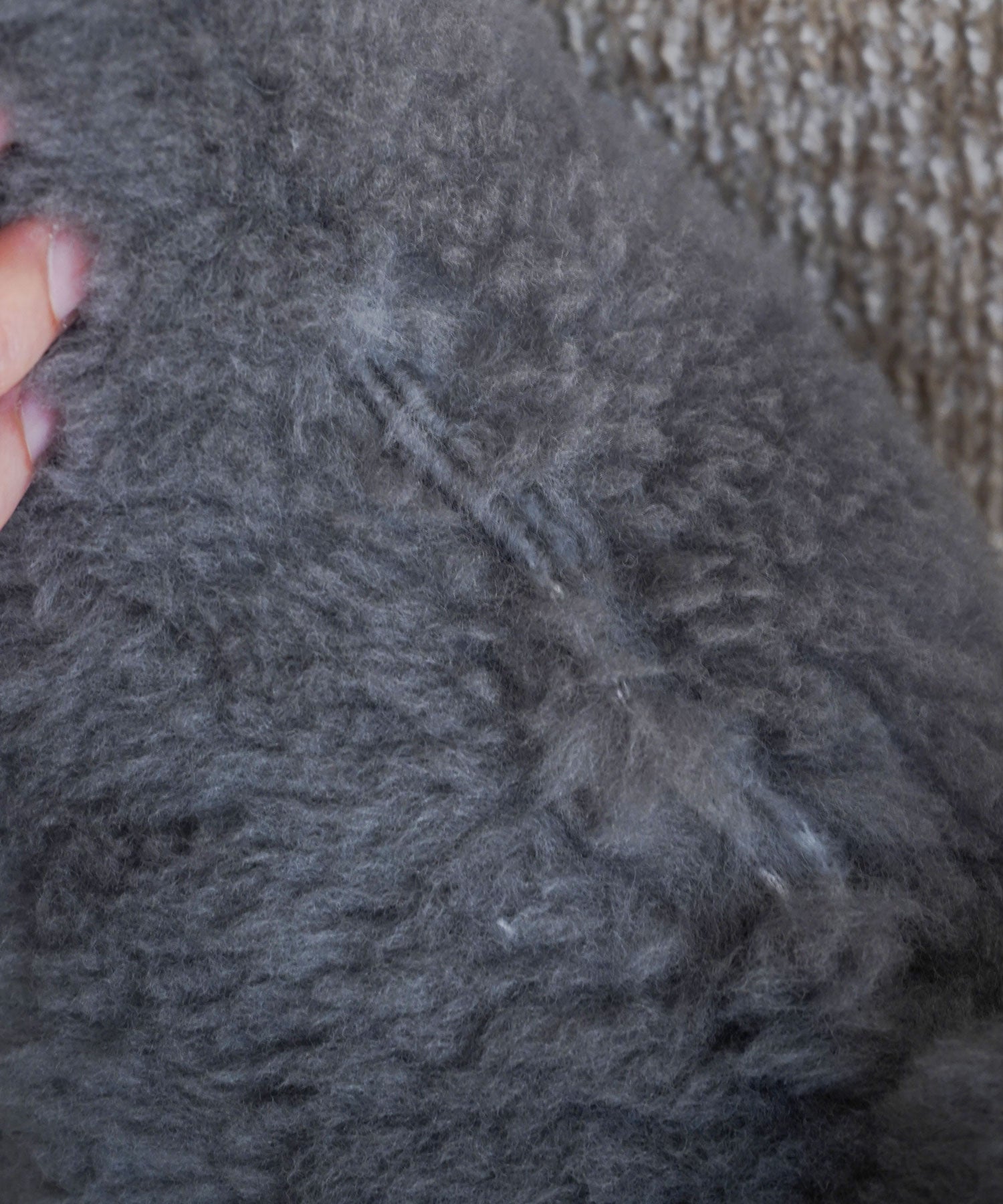 素材の特性により、縫い目や綿口が目立つ箇所があります。