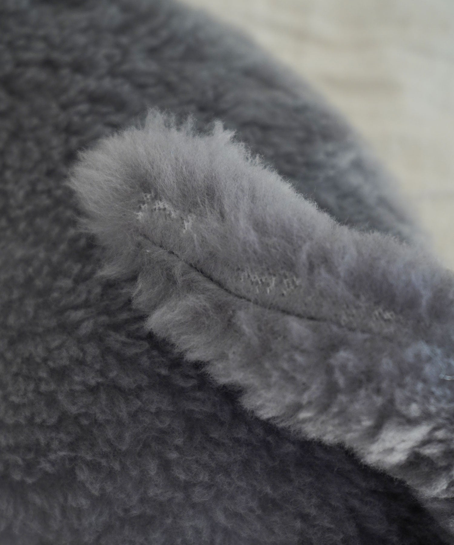 素材の特性により、縫い目周辺の毛足が薄く見えることがあります。