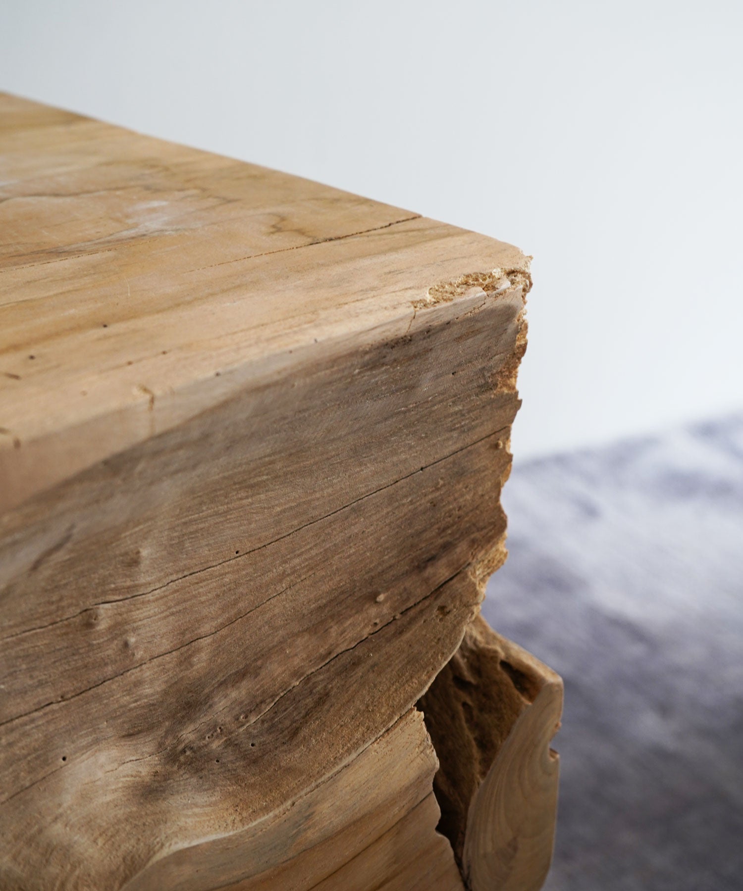 ストッキングやレース素材などの繊細な生地には引っ掛かりが生じる場合があります。