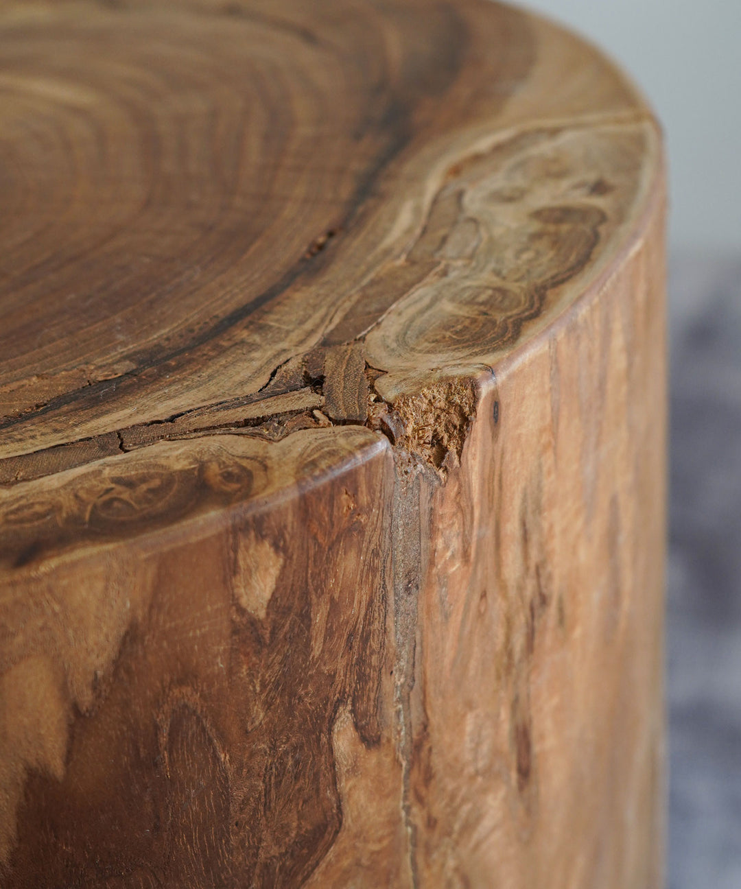 dareels（ダリールズ）SOLID STOOL ROUND｜チーク古材を贅沢に使った