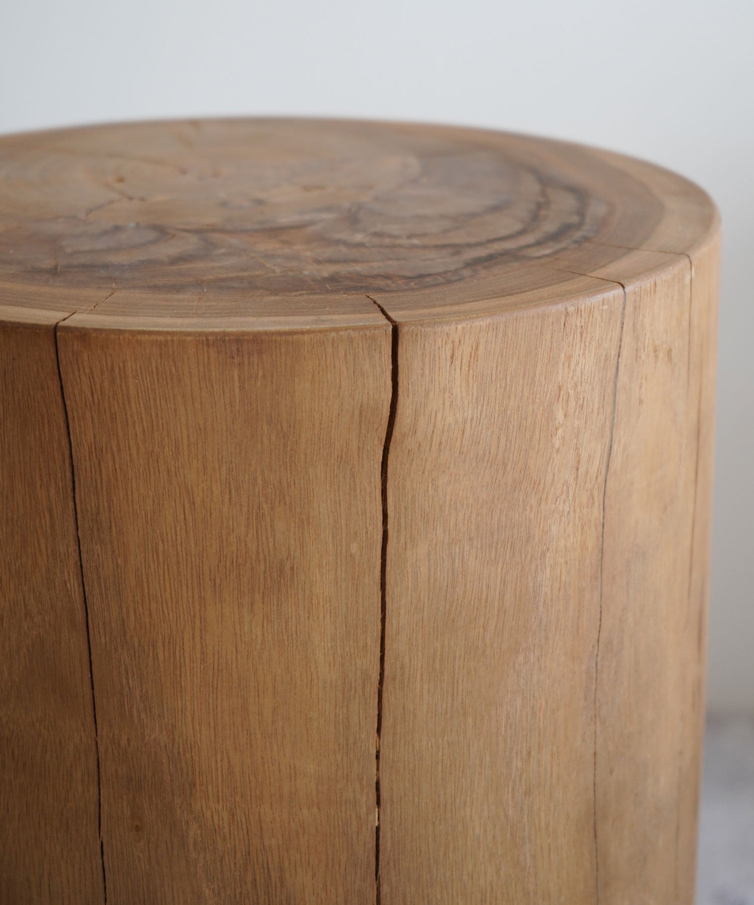 湿度の変化によってひび割れが生じる場合があります