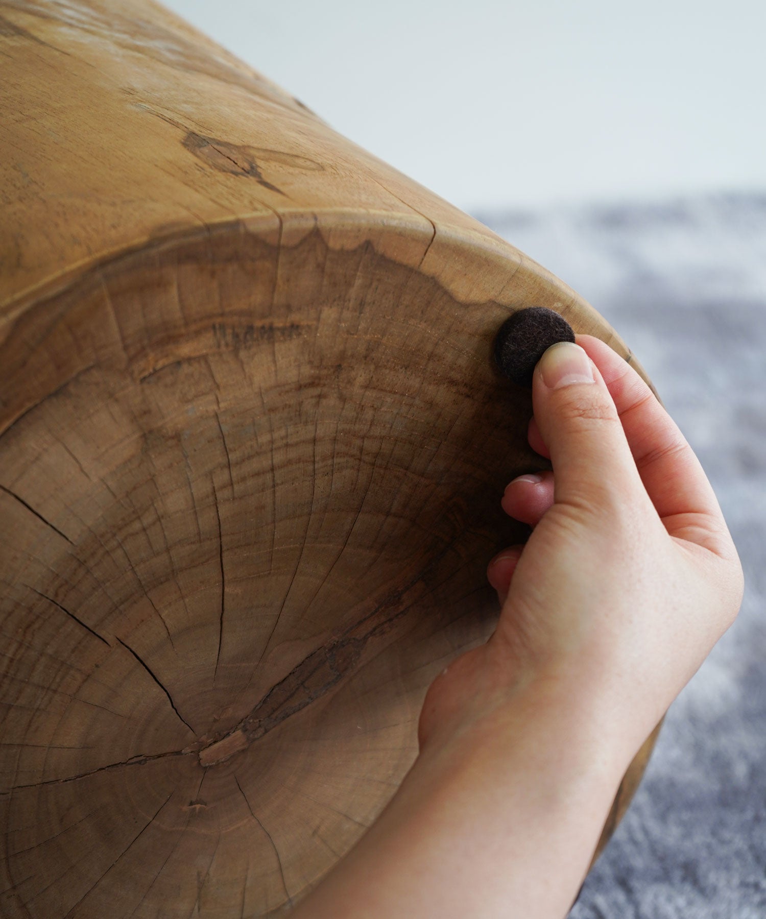 床に傷がつかないように、フェルトシールが付属しています ※画像は旧仕様