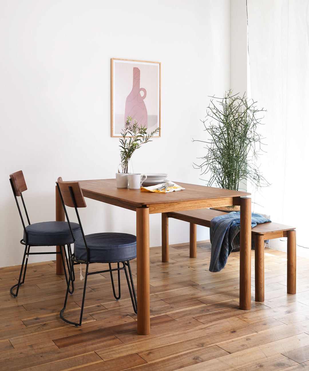 dareels（ダリーズ）GILI DINING TABLE 140 ｜フローティング調デザインのダイニングテーブル – TIMELESS  COMFORT