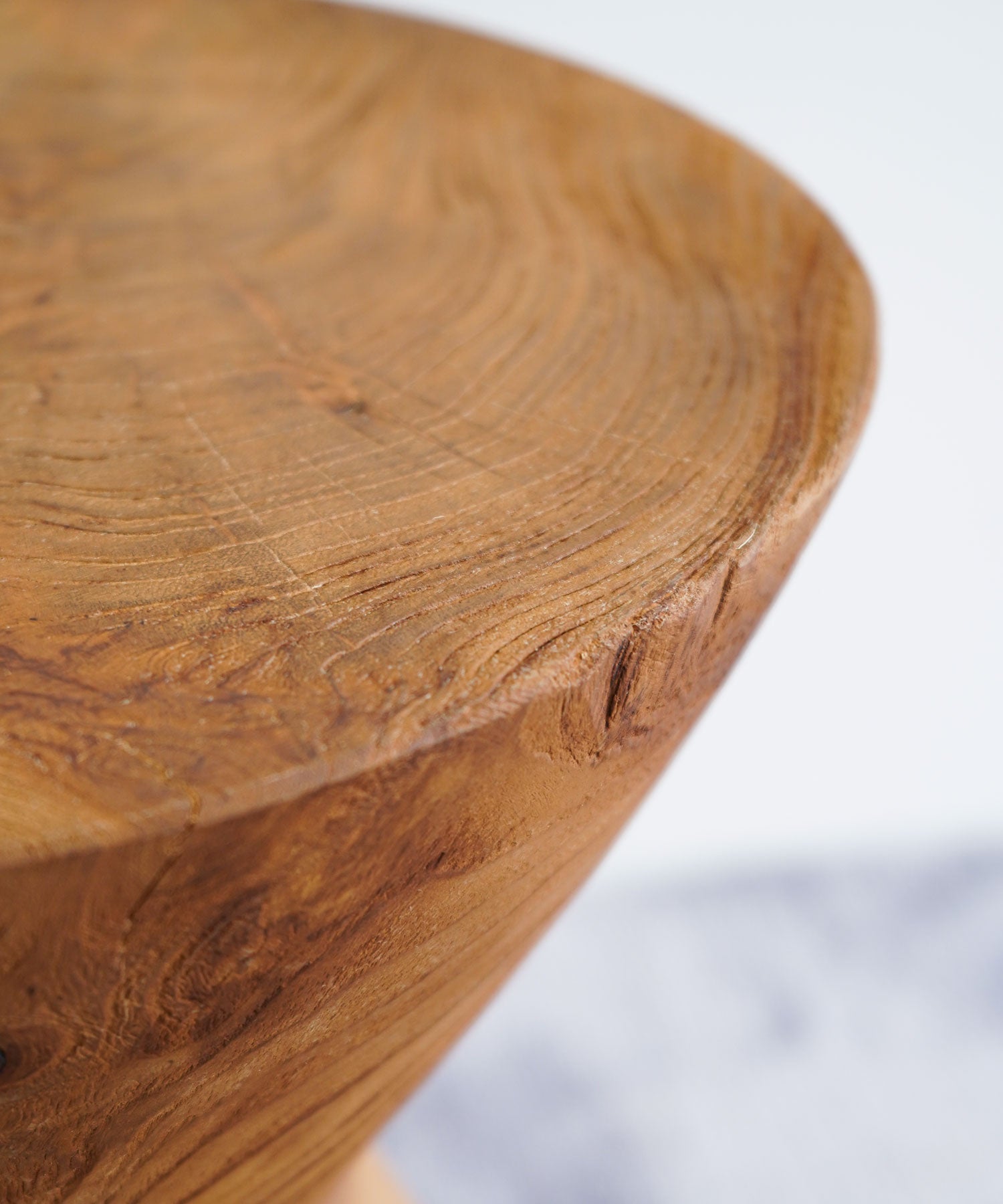 トッキングやレース素材などの繊細な生地には引っ掛かりが生じる場合があります