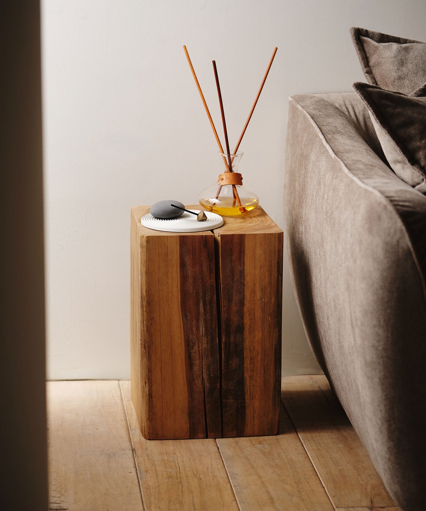 dareels（ダリールズ）SOLID STOOL SQUARE｜チーク古材を贅沢に使った